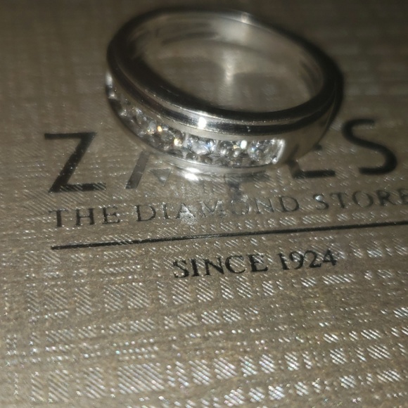 Mens wedding band with 7 diamonds - Picture 2 of 3